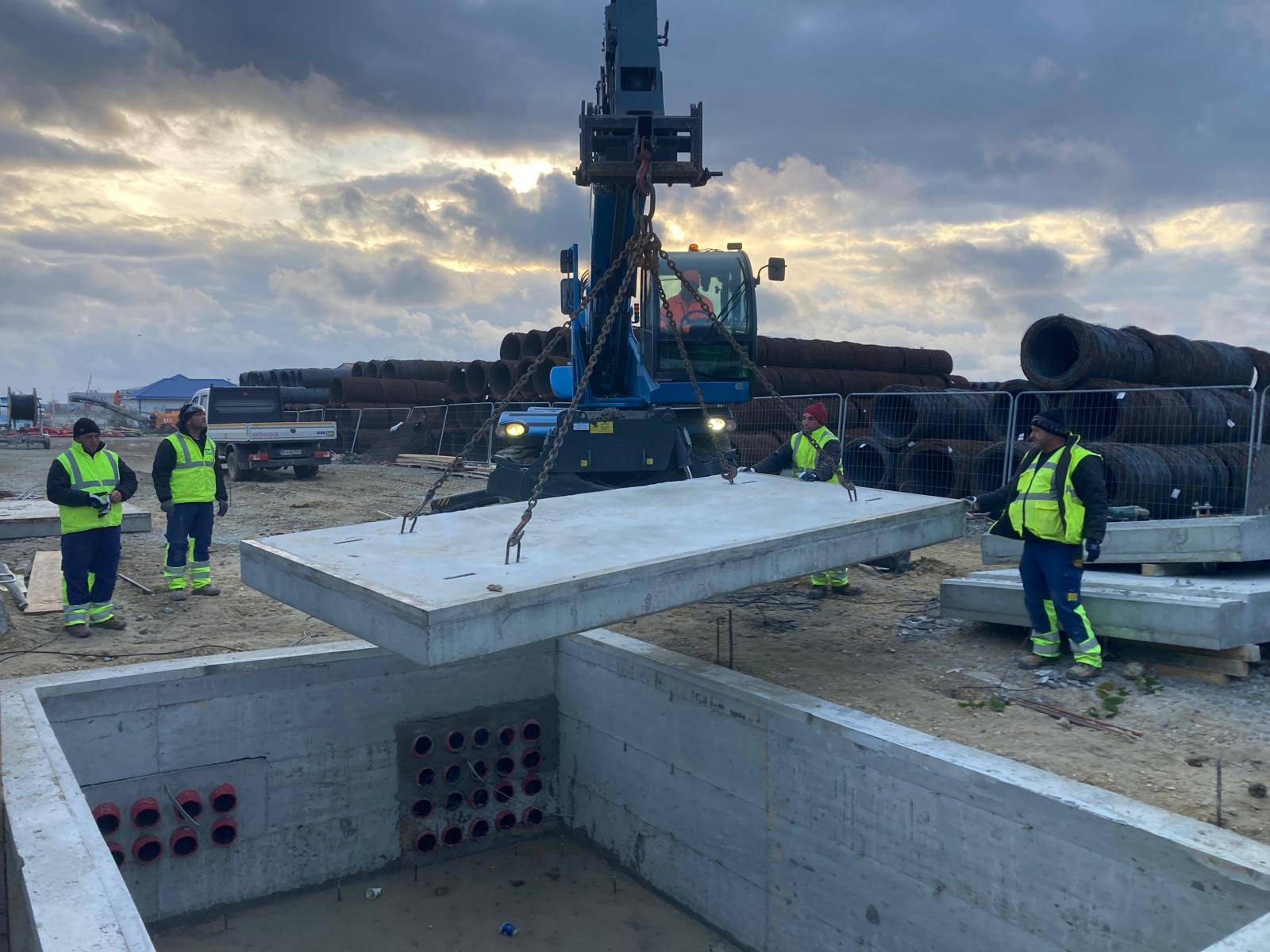 Închiriere utilaje construcții București, Ilfov și România – Telehandler, Nacele, Automacarale, Vulcanizare Mobila. | Închiriem telehandler, nacele și automacarale în București, Ilfov și la nivel național. Transport agabaritic, vulcanizare mobilă și utilaje de construcții moderne. Contactează-ne pentru ofertă rapidă!